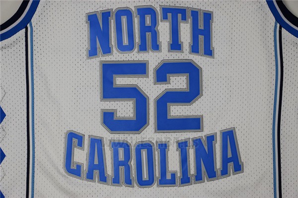 Camiseta NCAA North Carolina Tar Heels James Worthy #52 Blanco